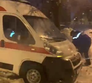 В Пензе местные жители выталкивали «скорую» из сугроба