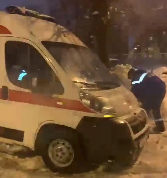 В Пензе местные жители выталкивали «скорую» из сугроба