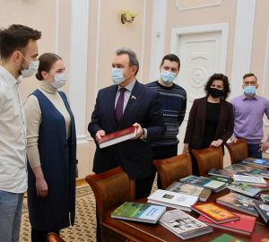 Валерий Лидин поручил передать книги в сельский ДК