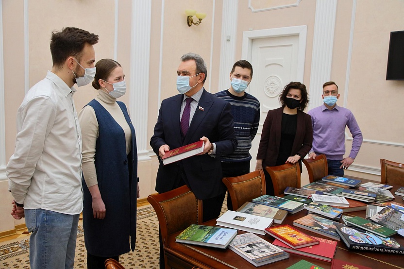 Валерий Лидин поручил передать книги в сельский ДК