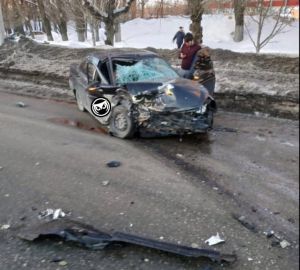 Приора всмятку: в Пензе произошло жесткое ДТП
