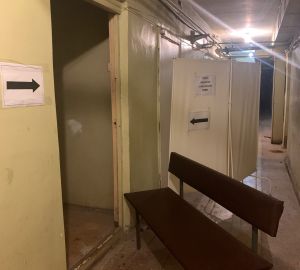 Пензенцам с ОРВИ приходится попадать в поликлинику через грязный подвал