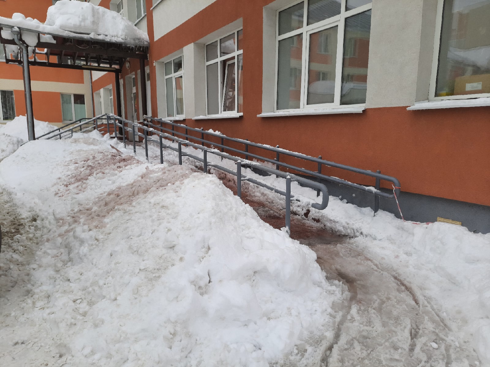 «Дорожка не из легких»: пензенские медики пожаловались на гололед у больницы