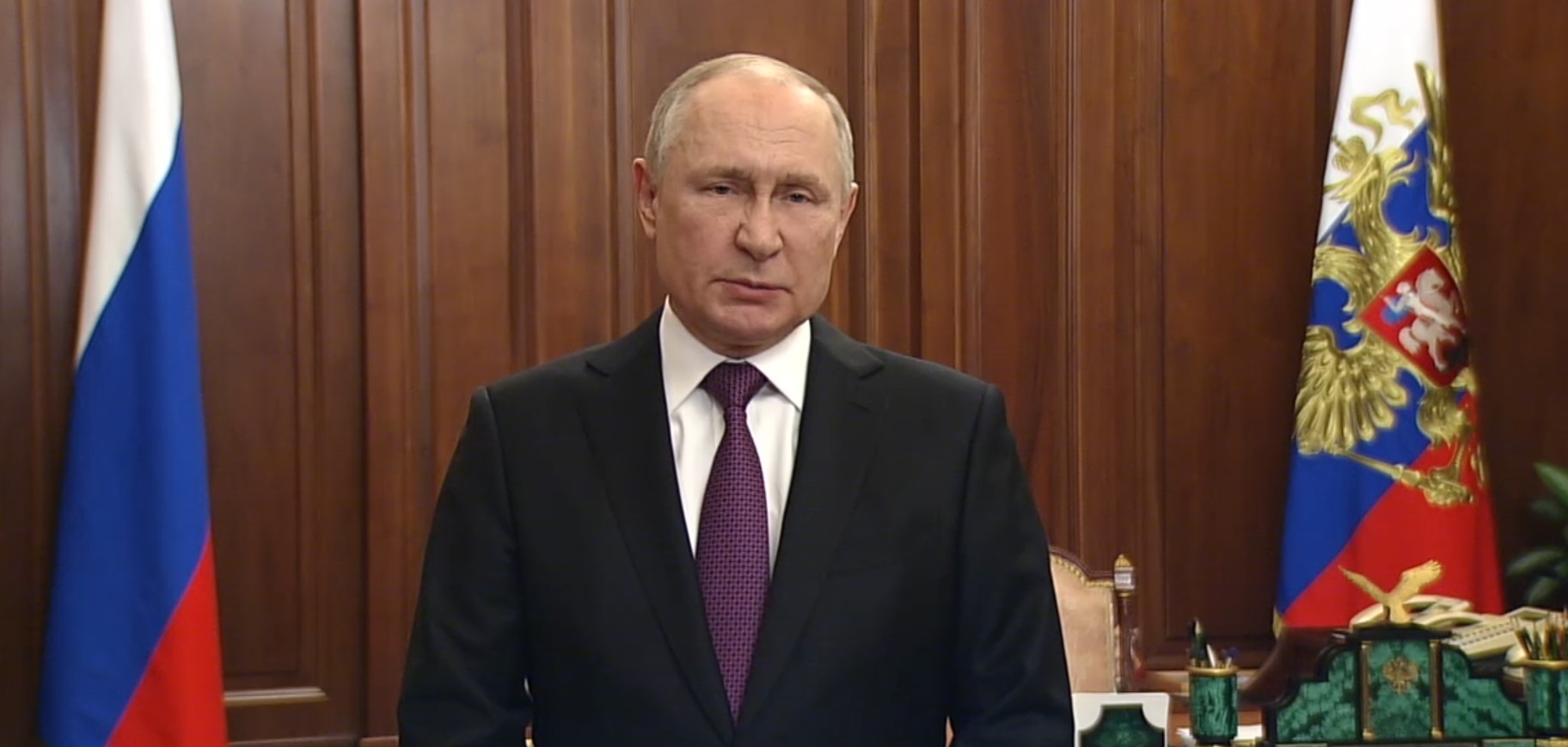 Президент России поздравил жителей страны с Днем защитника Отечества