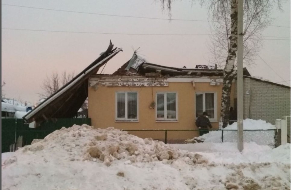 В Сурском крае крыши домов ломаются под тяжестью снега