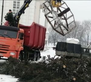 В Пензе убрали новогоднюю ель