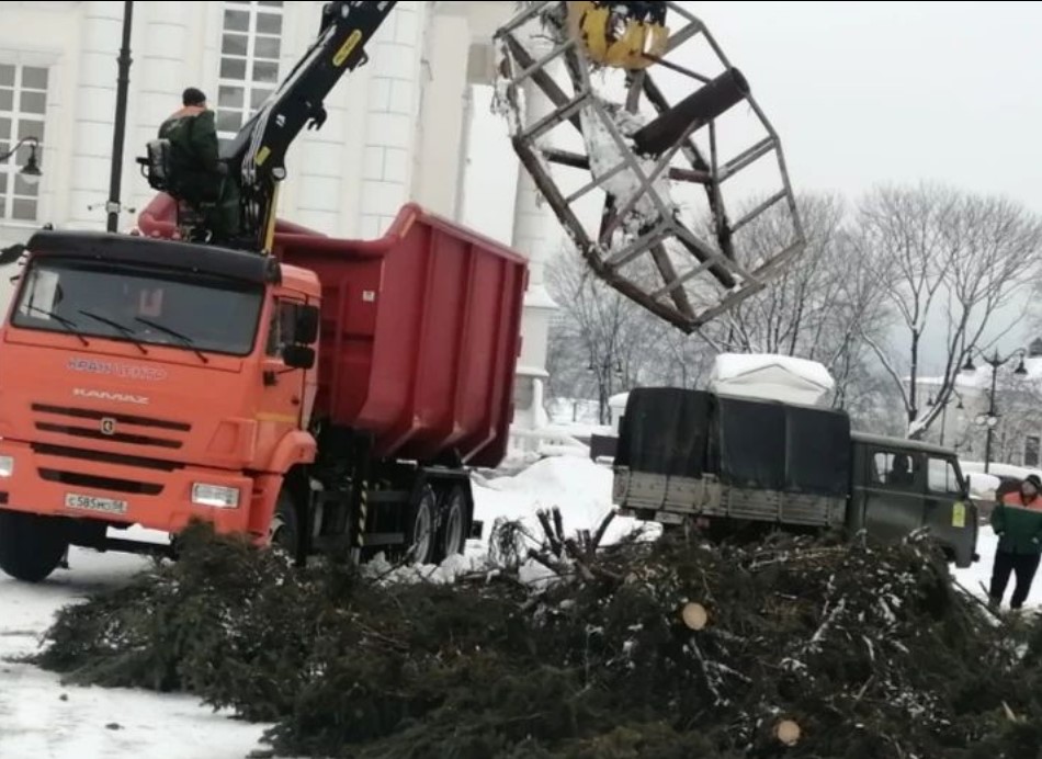 В Пензе убрали новогоднюю ель