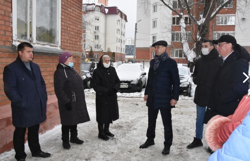 Иван Краснов проверил качество уборки снега на своем участке