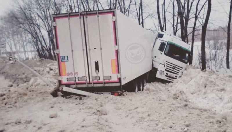 В Пензенской области на М5 фура сложилась пополам