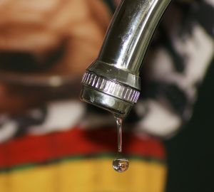 Жители Володарского жалуются на протекающую крышу дома