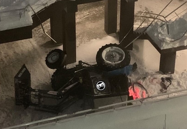 Установлена личность мужчины, которого придавило упавшим с высоты трактором