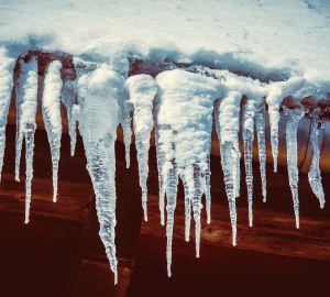В Пензе на пенсионерку обрушилась ледяная глыба
