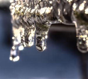 Зареченца с ребенком едва не придавило глыбой льда