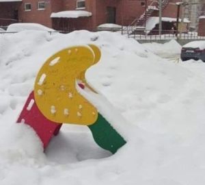 Пензенцев возмутил тракторист, забросавший снегом детскую площадку