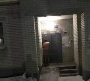 В Заречном голый мужчина пытался попасть в дом