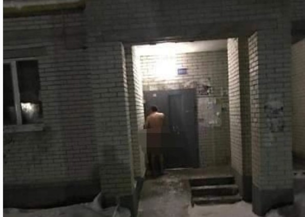 В Заречном голый мужчина пытался попасть в дом