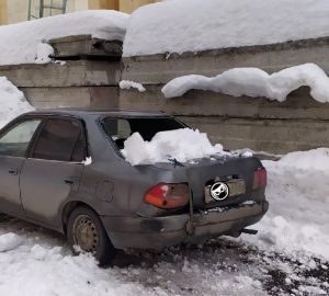 В Пензе, упавший с крыши снег, пробил стекло машины
