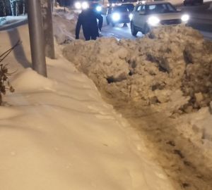 Юный пензенец чуть не угодил под колеса машины из-за сугроба