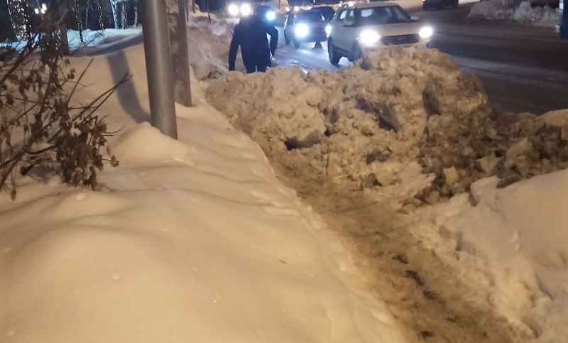 Юный пензенец чуть не угодил под колеса машины из-за сугроба