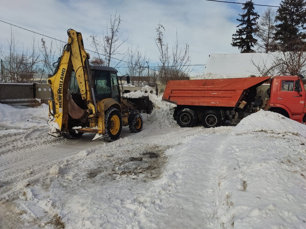 "Надежда-6" организовала вывоз снега во дворах на Пушанина