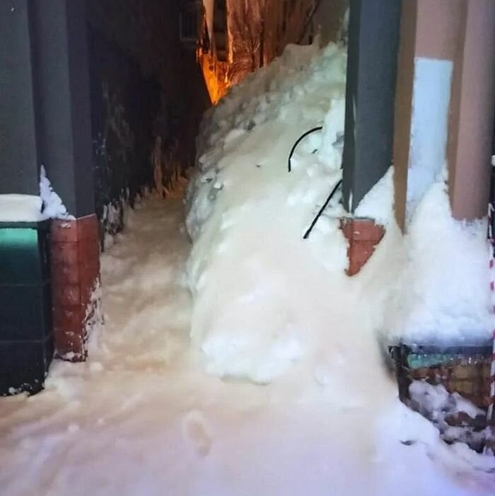 Жители улицы Московской не могли выйти из дома из-за сугроба