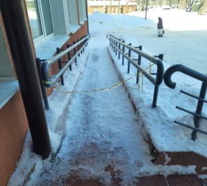 В пензенской больнице проблему снежных заносов решили лентами