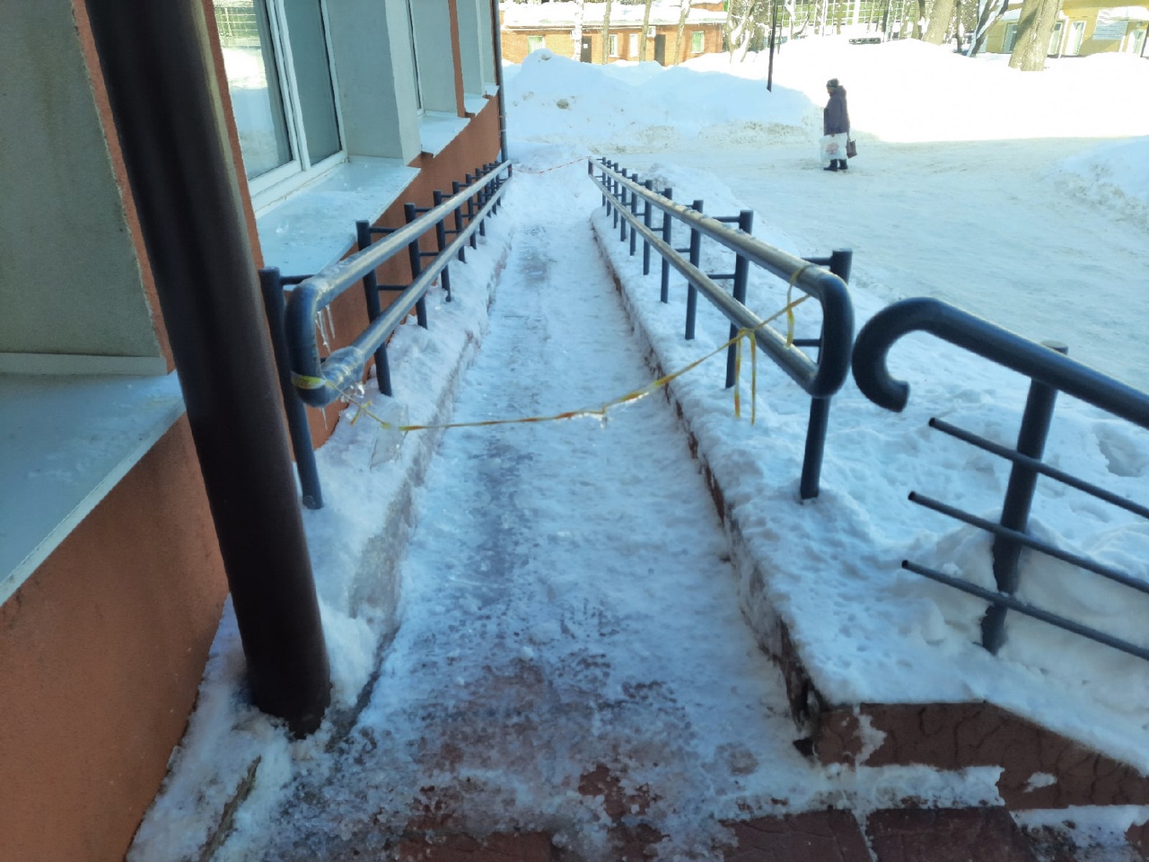 В пензенской больнице проблему снежных заносов решили лентами