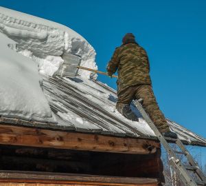 В Заречном, упавший с крыши снег, помял две машины