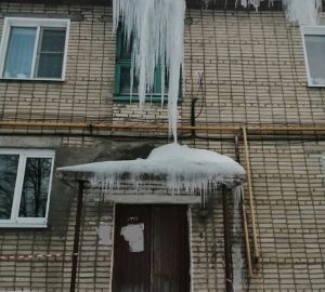 Жители Каменки боятся заходить в дом из-за огромных сосулек