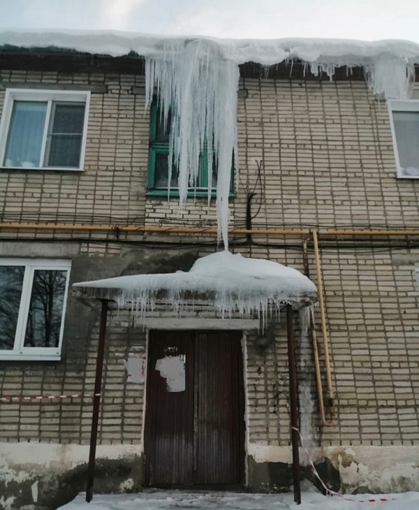 Жители Каменки боятся заходить в дом из-за огромных сосулек