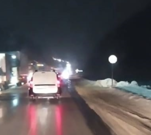 Непрекращающийся снегопад стал причиной аварии и заторов на трассе