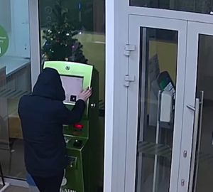 Жительница Сердобска подсмотрела пин-код и сбежала из региона, обнулив карту подруги