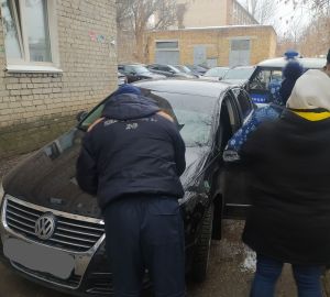 В Пензе спасатели вызволили маленького ребенка из запертого авто