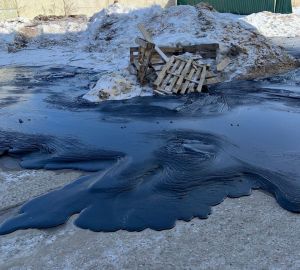 В Роспотребнадзоре заявили об отсутствии угрозы в связи с розливом битума на улице Антонова