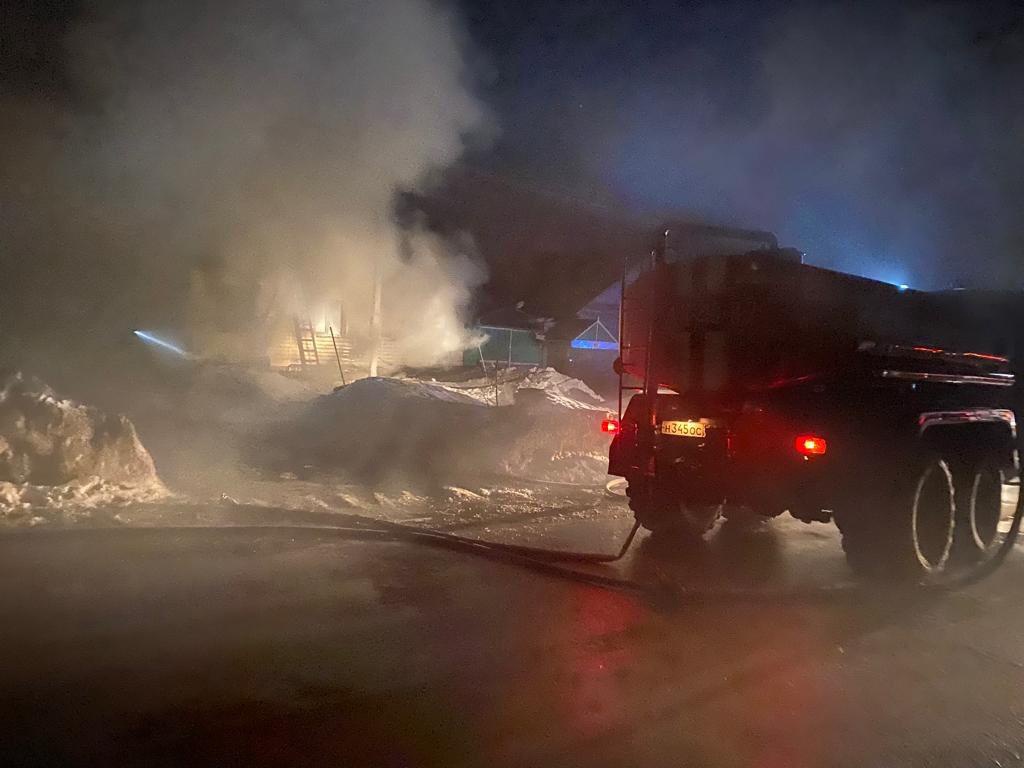 В Кузнецком районе в масштабном пожаре сгорел дом, машина и несколько бань