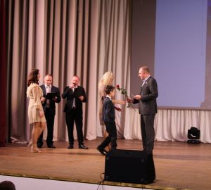 Депутат Заксобра Владимир Вдонин поздравил жительниц Нижнего Ломова с 8 Марта