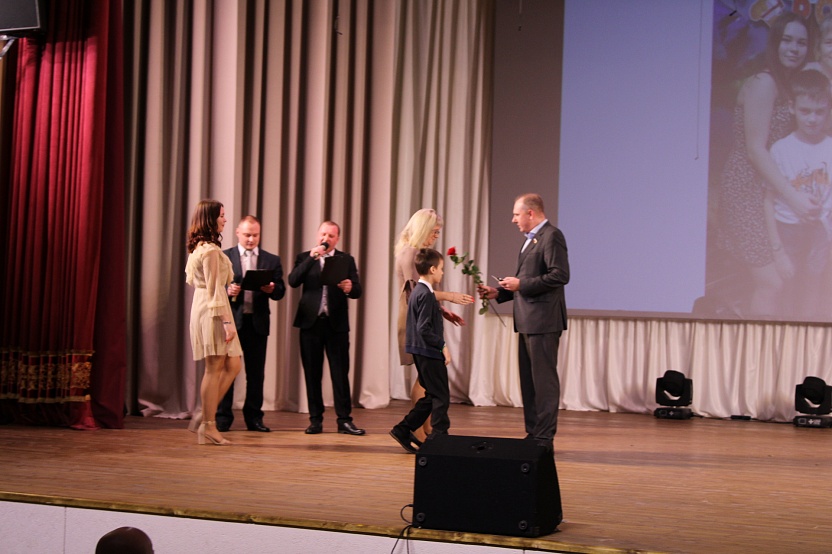 Депутат Заксобра Владимир Вдонин поздравил жительниц Нижнего Ломова с 8 Марта