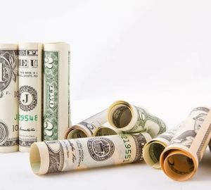 Курс доллара и евро повысили еще на 11 рублей