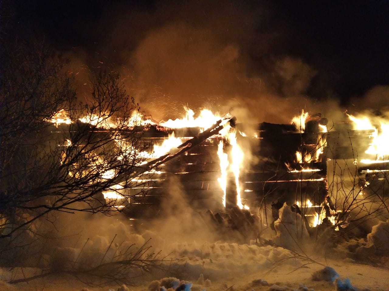 В Пензенской области огонь уничтожил жилой дом