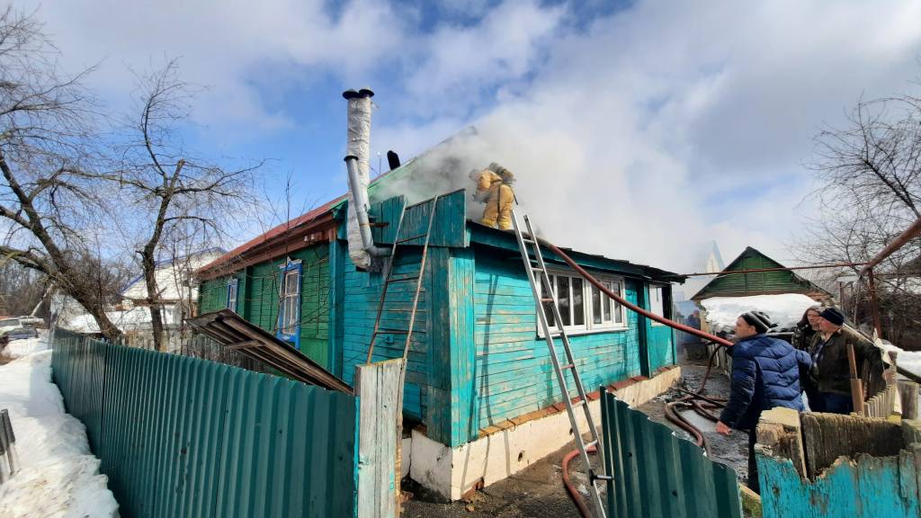 В Сердобске жилой дом загорелся из-за воспламенения горючих материалов