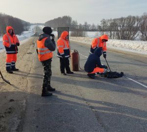 В Пензенской области трещины на дорогах начали поливать горячим битумом