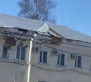 В Пензе у здания управления МВД ветром сносит крышу. Видео