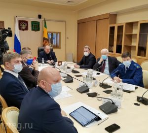 Мельниченко поручил начать уборку населенных пунктов от накопившегося за зиму мусора