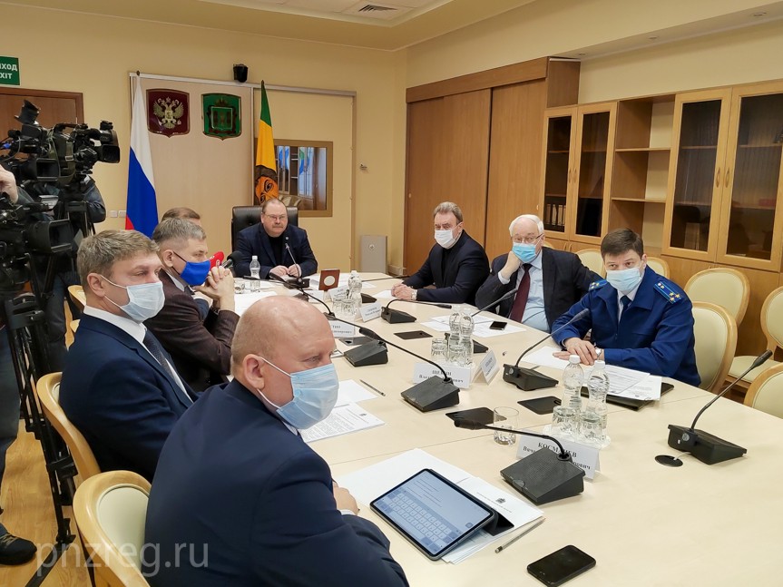 Мельниченко поручил начать уборку населенных пунктов от накопившегося за зиму мусора