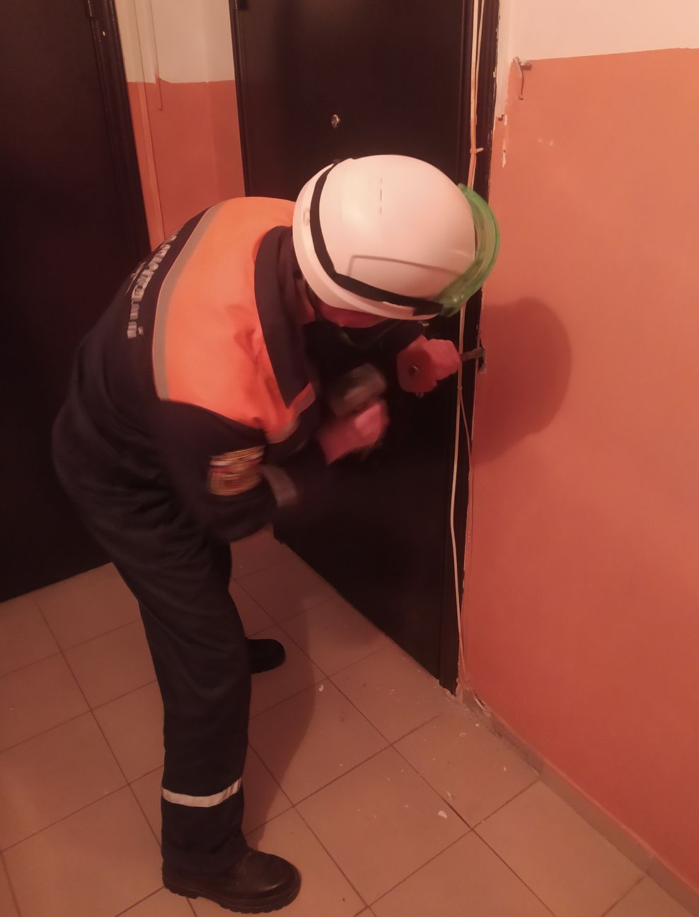 В Пензе спасатели пришли на выручку запертой женщине