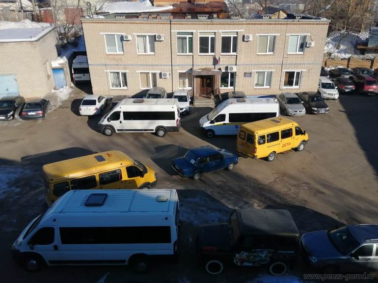 В Пензе автомобили мэрии и социальное такси обзавелись наклейками «Zа Россию»