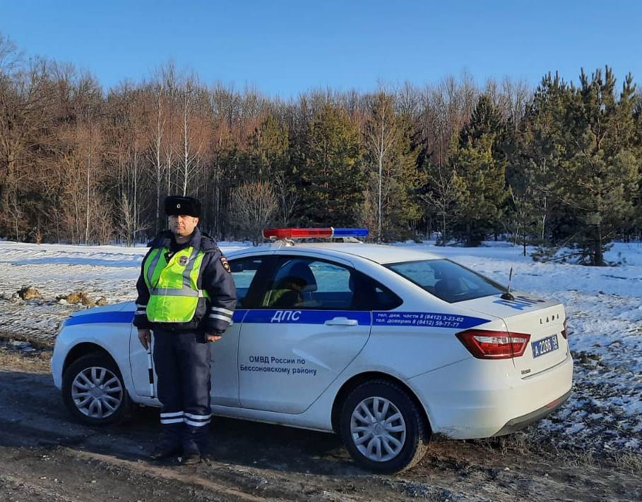 В Бессоновском районе инспектор ДПС спас несколько человек от пожара