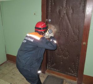 В Пензе спасатели вызволяли из квартиры двух запертых детей