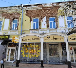 В Пензе на Московской разрушается фасад здания