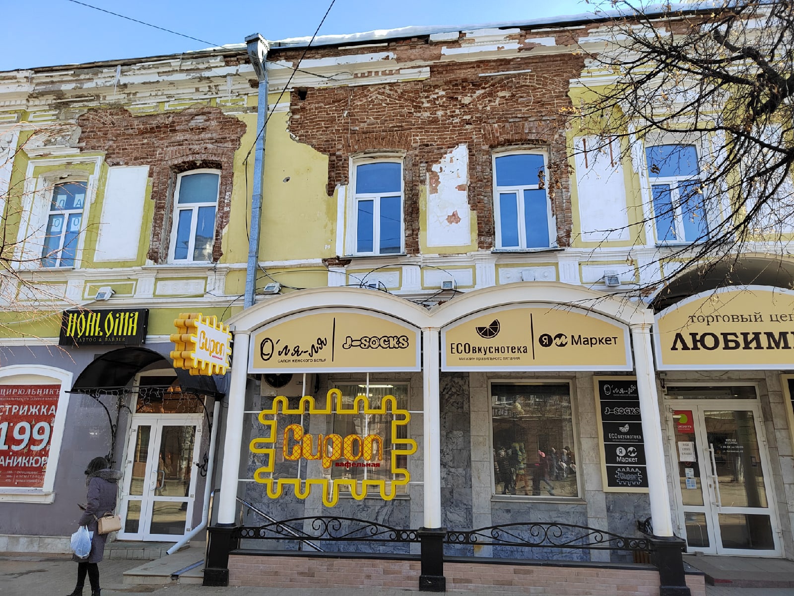 В Пензе на Московской разрушается фасад здания